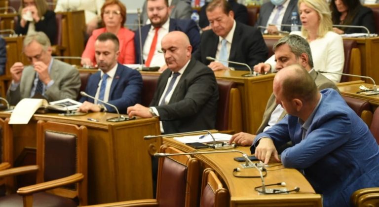 CG: usvojena Rezolucija o genocidu u Srebrenici, ministar Leposavić smenjen