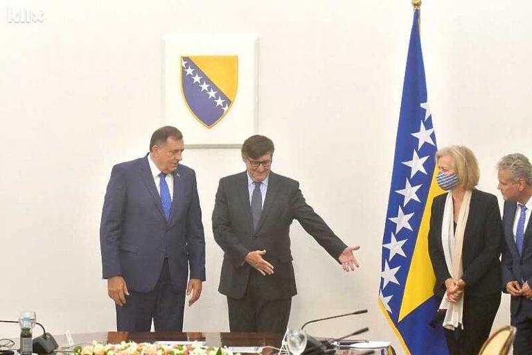 Dodik neće da stane uz zastavu BiH