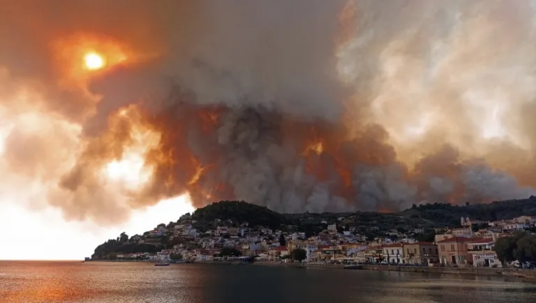 Požari u Grčkoj: Na Eviji uništeno 15 kuća,