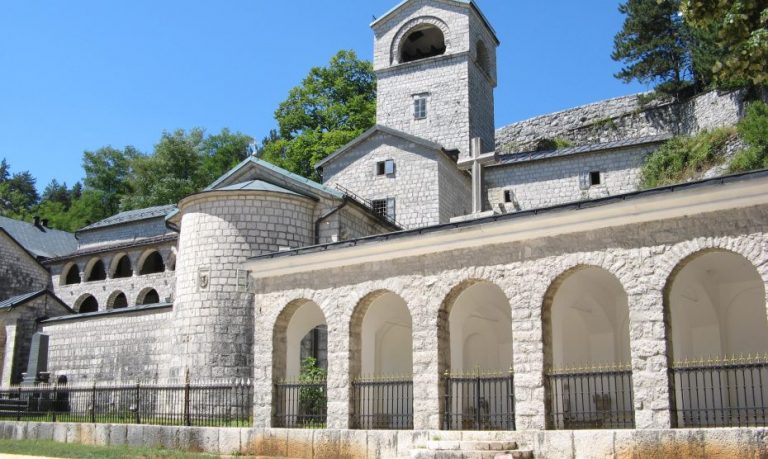 Ko se sprema da brani Cetinjski manastir od Crnogoraca?