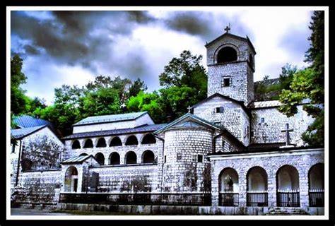 Ustoličenje na Cetinju bez sabora ispred manastira