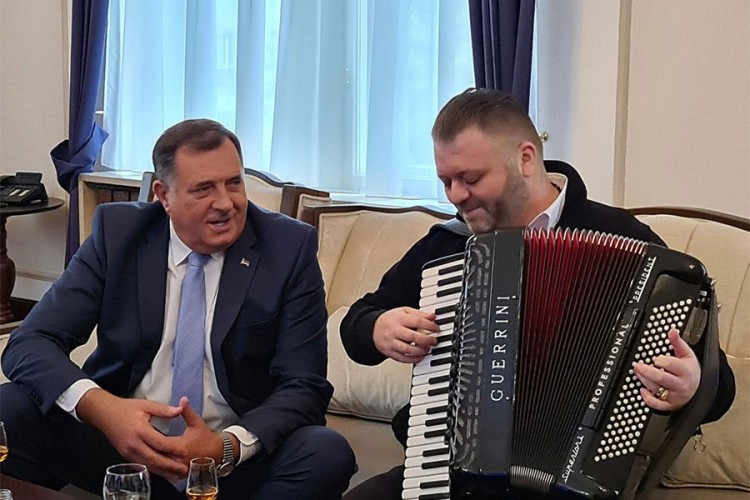 Dodik doveo harmonikaša u Predsedništvo BiH