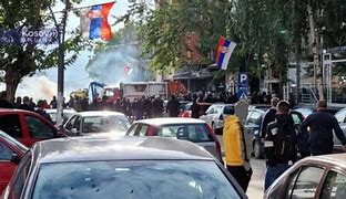 Kosovska policija u severnom delu Mitrovice: Srbi izašli na ulice