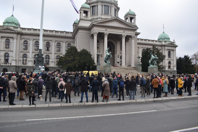 Građani protestvovali ispred Skupštine zbog Zakona o eksproprijaciji
