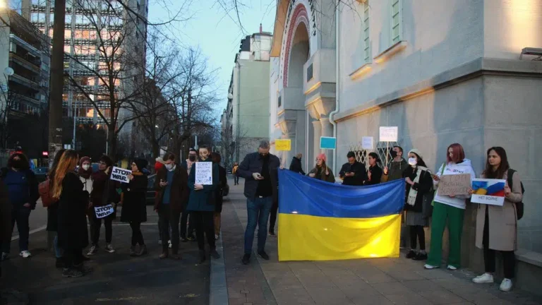 Žene u crnom protestovale ispred ruske ambasade