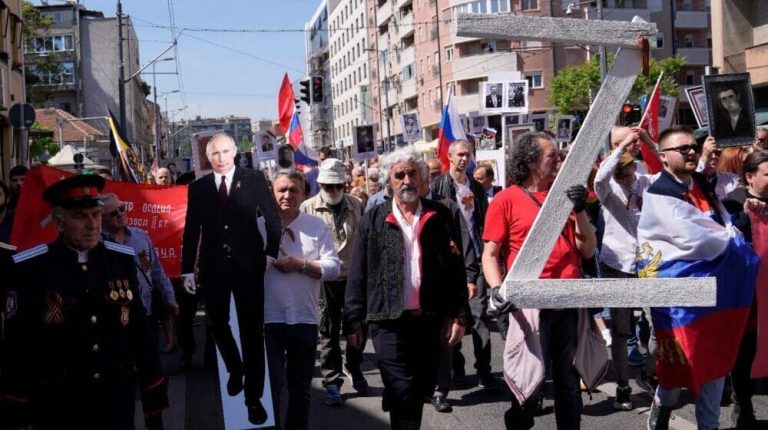 Beograd: “Besmrtni puk”, Putinova figura i latinično Z