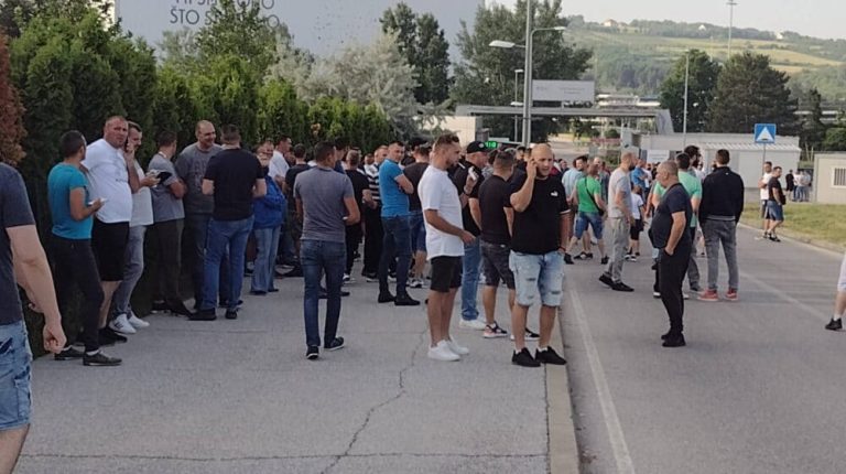 Okončan jednosatni protest upozorenja: Radnici jutros blokirali glavni ulaz u Fijat, menadžment se nije pojavio