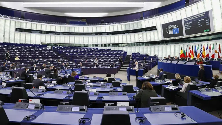 Evropski parlament od Srbije zahteva uvođenje sankcija Rusiji