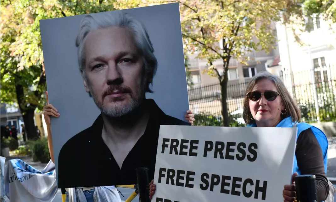 Novninari iz Srbije traže od britanske ambasade da Asanž ne bude izručen