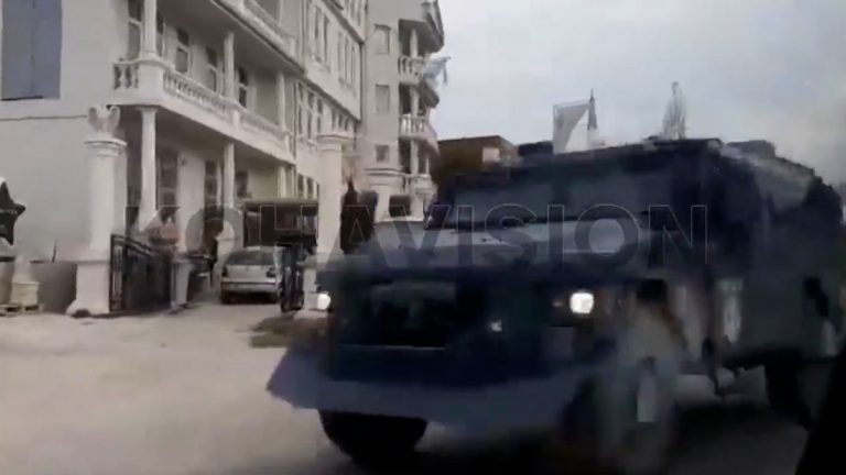 Pripadnici Specijalnih snaga kosovske policije na ulazu u Kosovsku Mitrovicu