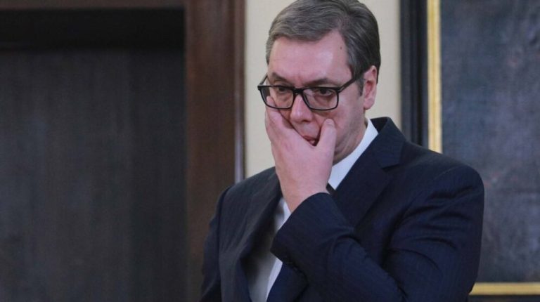 Tko drži Vučića na vlasti? Glupani, plaćenici i mafija