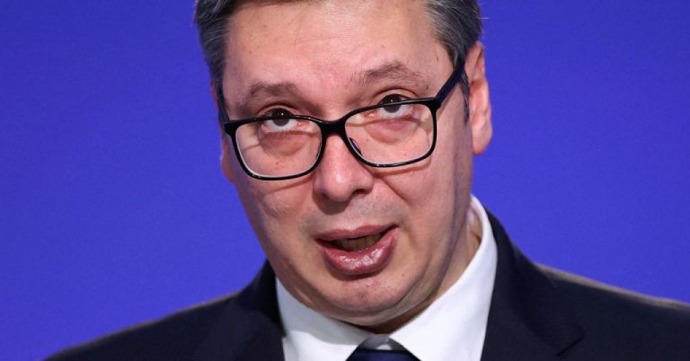 Tko može probaviti sve gluposti koje Vučić stigne izvaliti? Sociopat tvrdi da je u opsadi Sarajeva – nosio kišobran