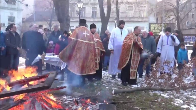 Paljenjem badnjaka ispred Hrama sv. Save u Beogradu obeleženo Badnje veče