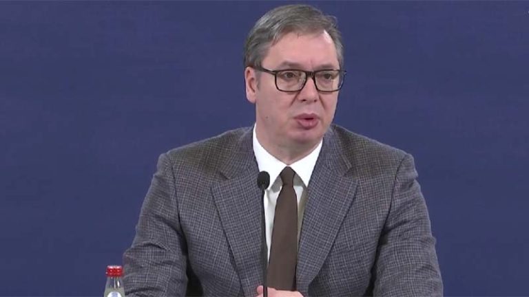 Vučić: Srbija između čekića i nakovnja