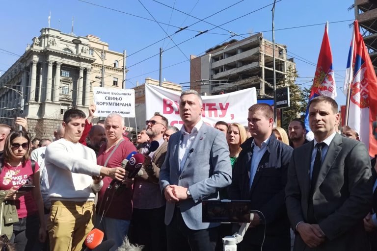 Beograd: Pristalice takozvane državotvorne opozicije blokirale saobraćaj ispred zgrade Vlade