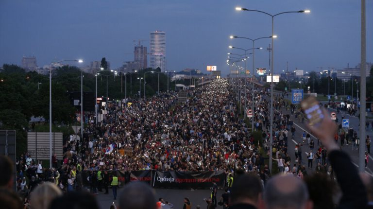 Nekoliko hiljada građana noć provelo na blokadi autoputa