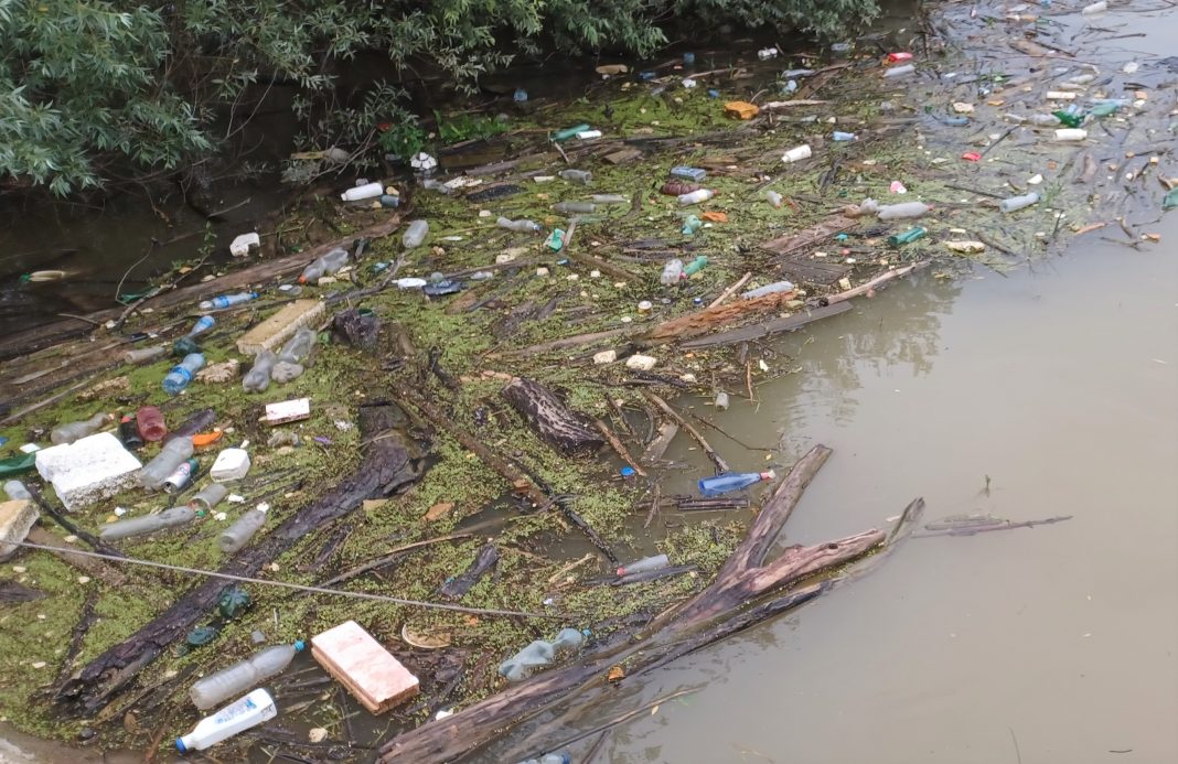 Sava zemljava i puna smeća