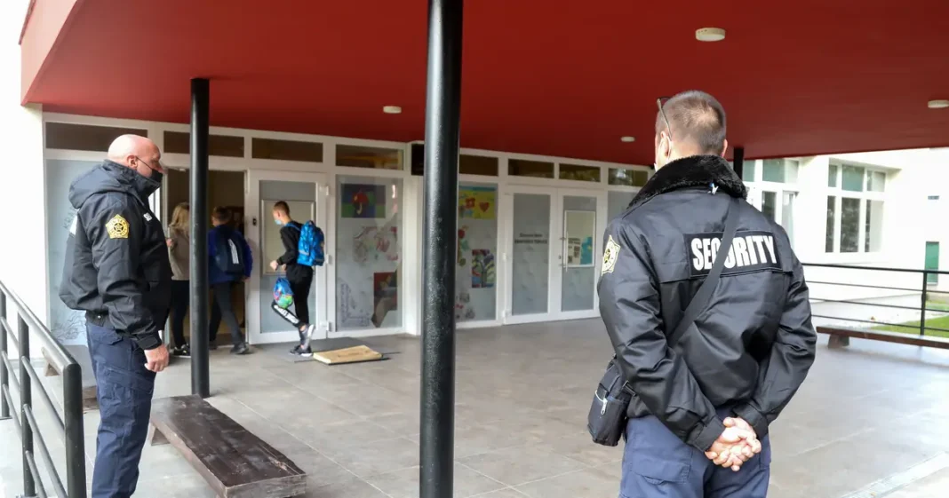 Čemu „panduracija“ ispred škole