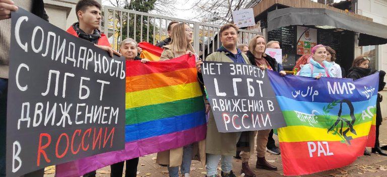 Žene u crnom i Beograd prajd protestovali ispred Ambasade Rusije