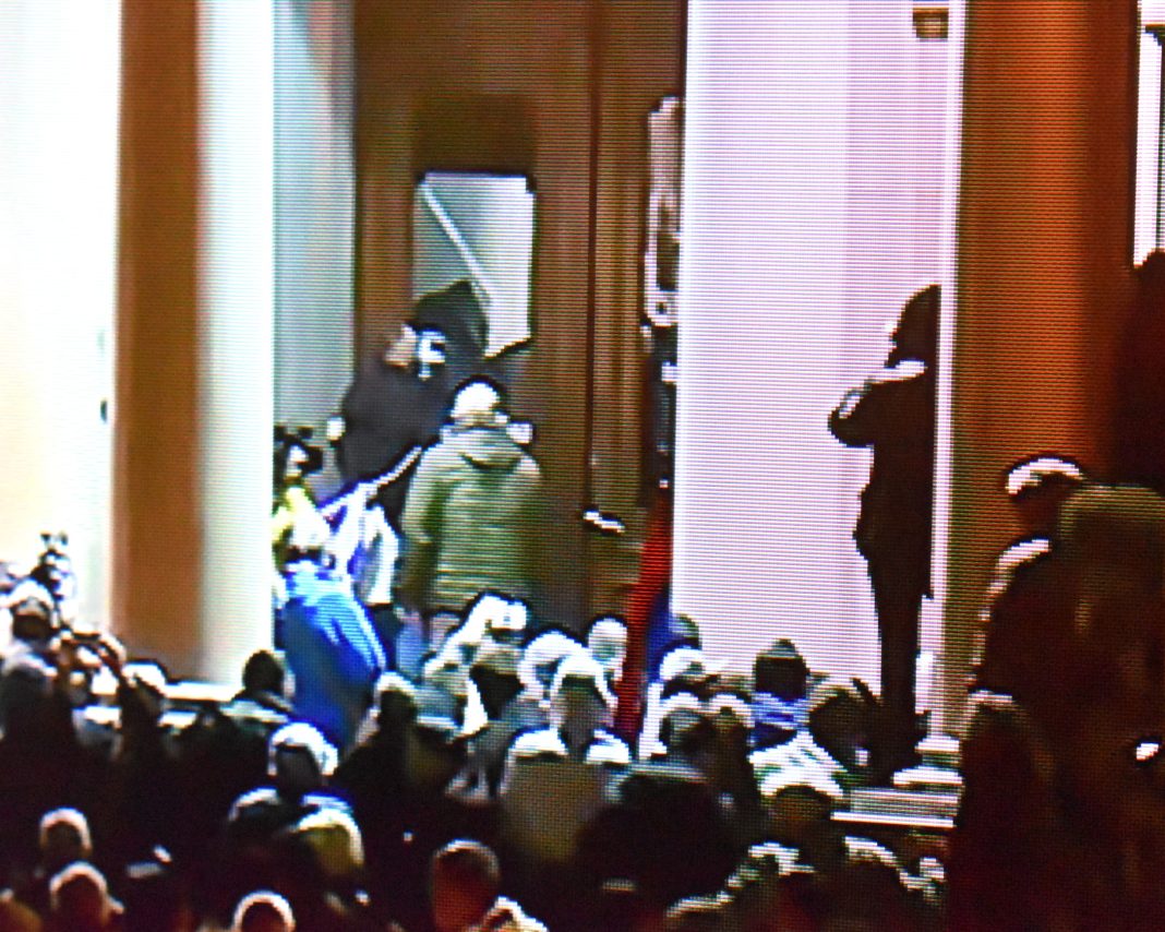 Predstavnici ‘Srbije protiv nasilja’ pokušavaju da uđu u Skupštinu Beograda