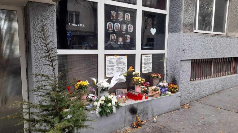 Ispred škole „Vladislav Ribnikar“ protest roditelja žrtava