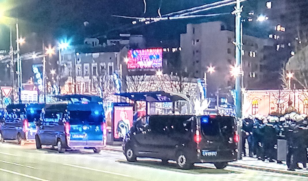 Policija potisnula građane i okružila Gradsku skupštinu