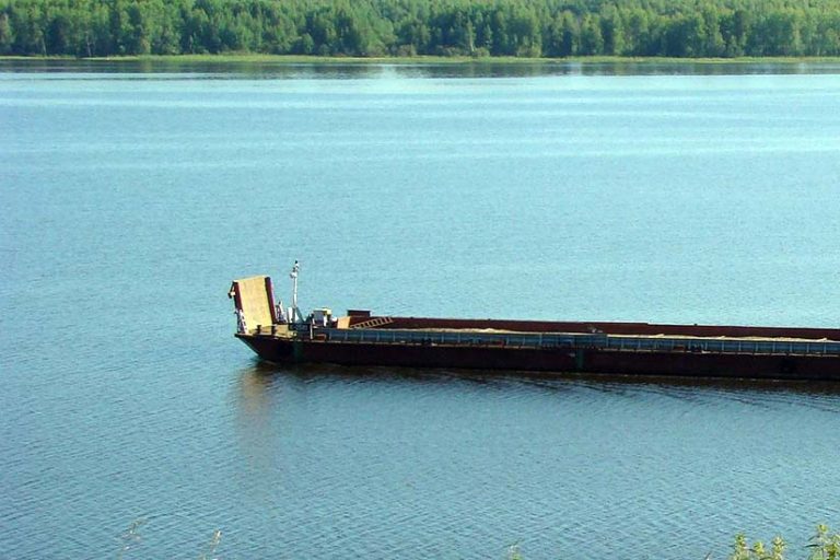 Brod udario u most na Dunavu, barža potonula