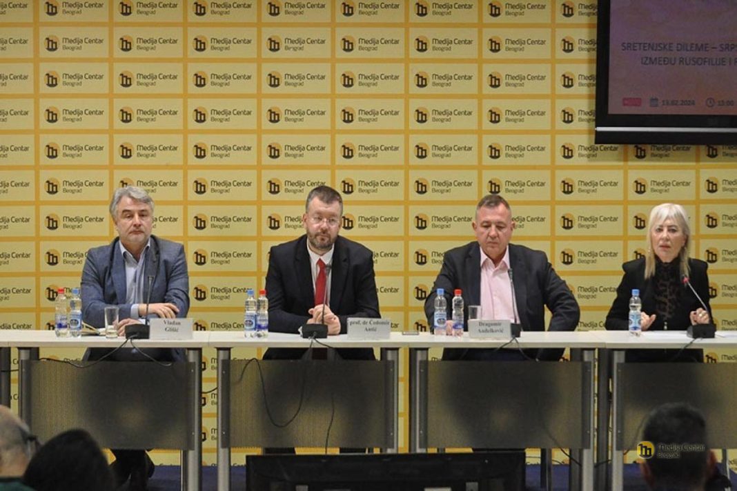 Režim veštački deli stanovništvo na rusofobe i rusofile