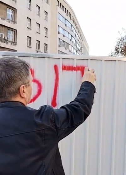 Jovanović Ćuta u centru Beograda ispisao grafite protiv SNS i Rio Tinta