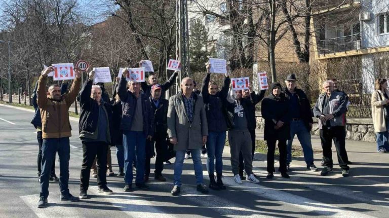 Srbi sa Kosova protestovali ispred ambasade SAD