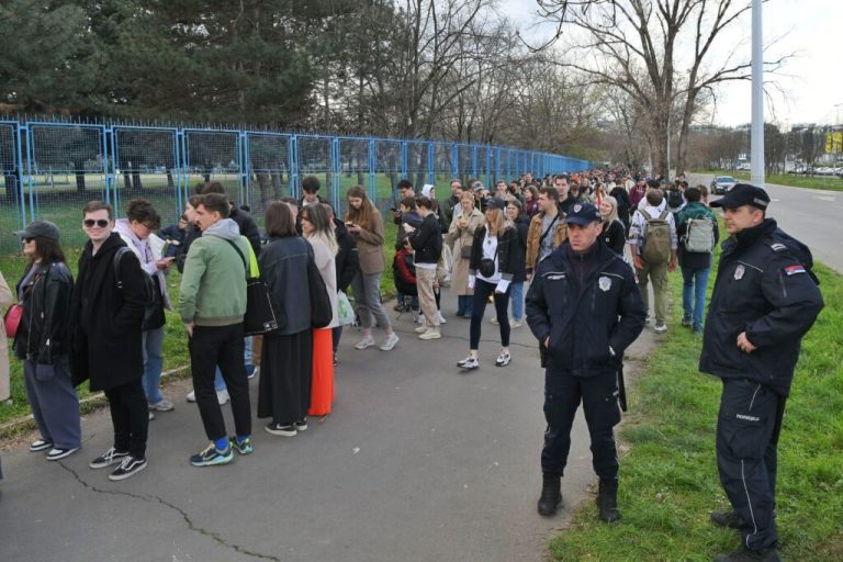 Rusi u Beogradu satima čekaju da glasaju