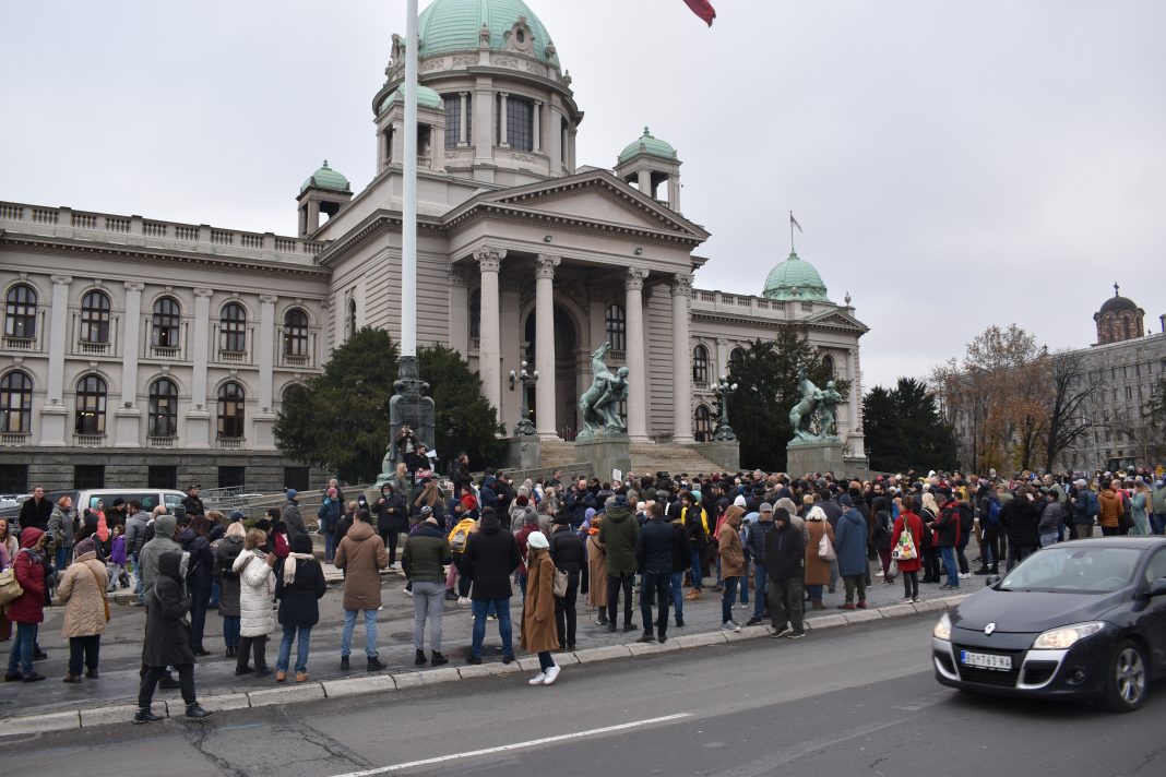 Skupština Srbije: Vladajuća većina odbila predlog opozicije da se utvrdi odgovornost za nesreću u Novom Sadu