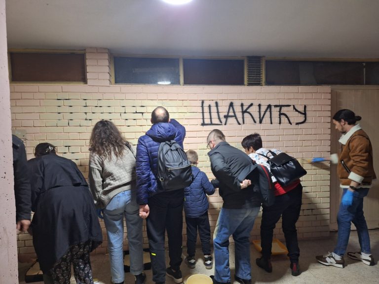 Prekrečen grafit sa pretnjama Dinku Gruhonjiću, policija legitimisala osobe