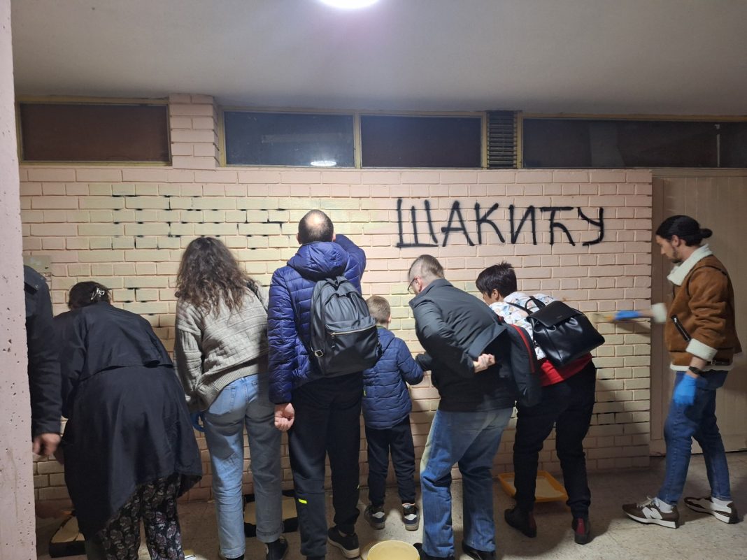 Prekrečen grafit sa pretnjama Dinku Gruhonjiću, policija legitimisala osobe