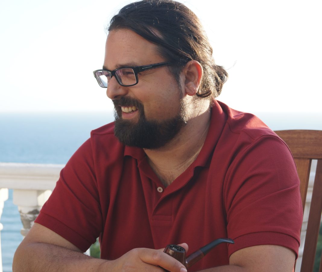 Oštre kritike zbog najavljenog spaljivanja lutke sa likom pisca