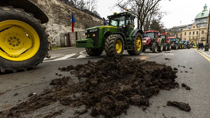 Češka: Stajsko đubrivo ispred zgrade vlade