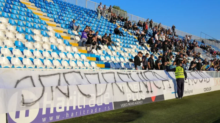 Novi Pazar: Zbog transparenta o Srebrnici prekinuta utakmica