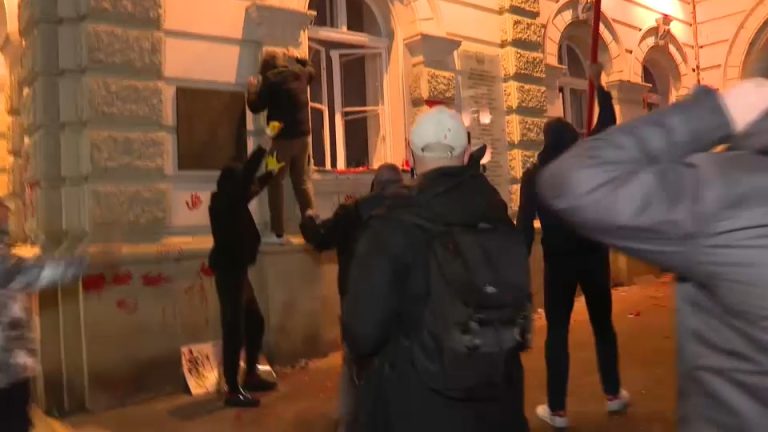 Protest u Novom Sadu: Ubačeni elementi, razbijena stakla, suzavac