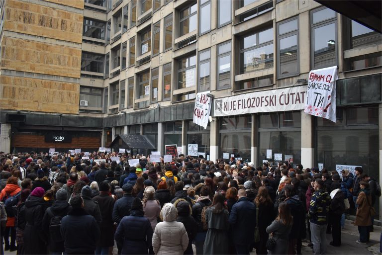 FILOZOFSKI FAKULTET Plenum, pravda, promena, jednom rečju – pobuna. Dekan stao uz studente