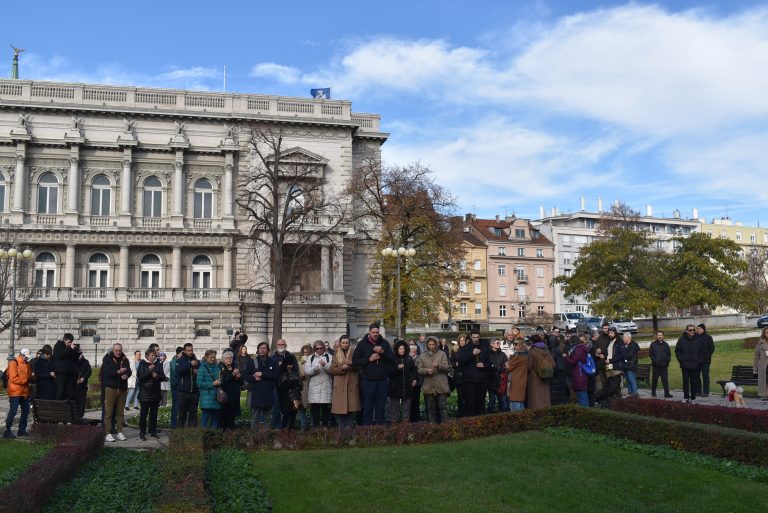 Sveće ispred Predsedništva: Vladimir Štimac nikad pred manje gledalaca