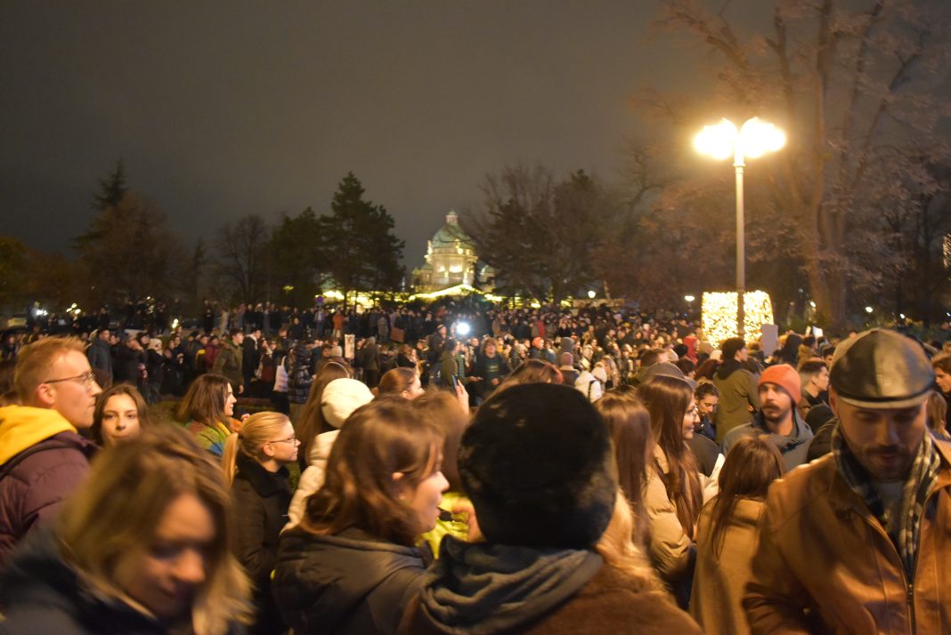 Studenti pravili buku ispred Predsedništva dok se Vučić obraćao naciji