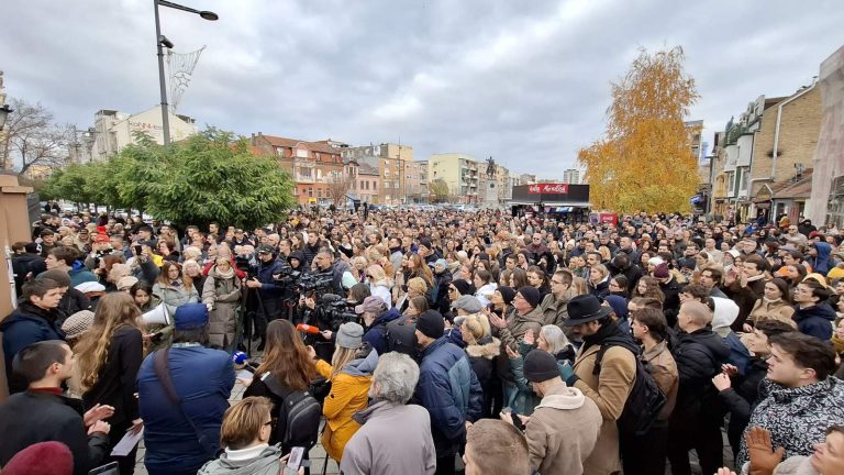 Više hiljada Novosađana pred Zmaj Jovinom gimnazijom traži ostavku direktora