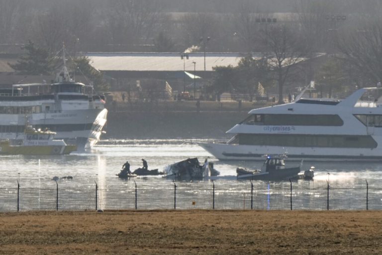 Nema preživelih u sudaru putničkog aviona i helikoptera u Vašingtonu