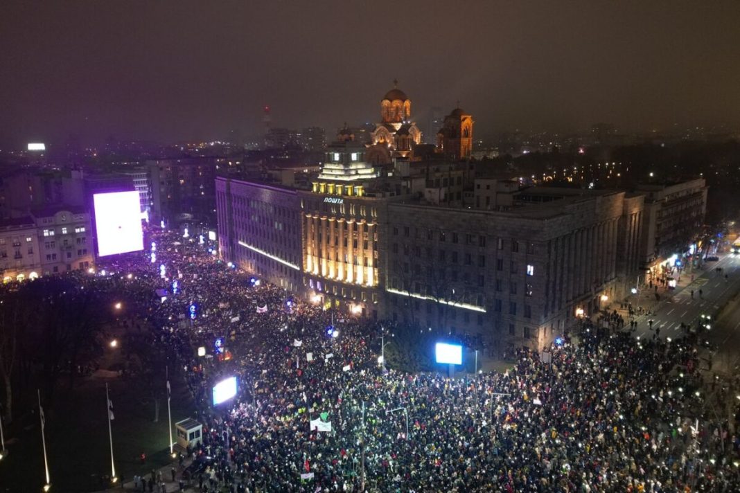 Održan protest ispred RTS-a: Bujoševiću sendvič sa svećicama