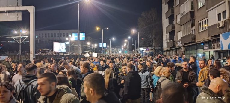 Studenti osvetlili nebo iznad Autokomande