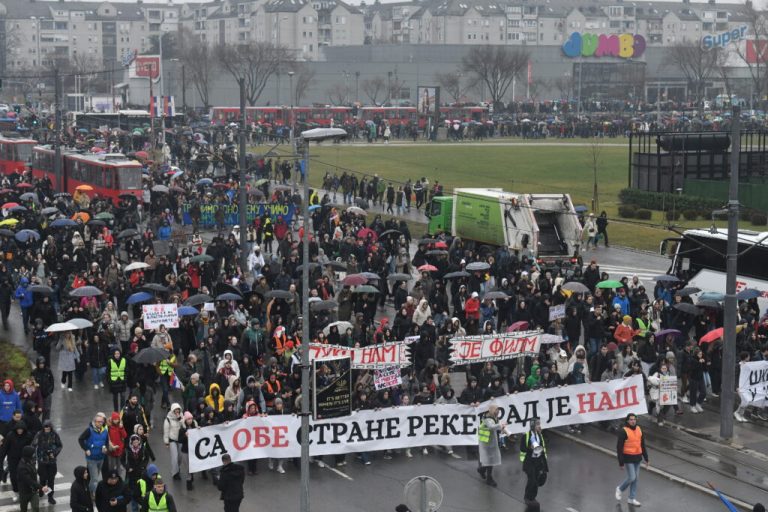 Kolone studenata i srednjoškolaca susrele se na Ušću