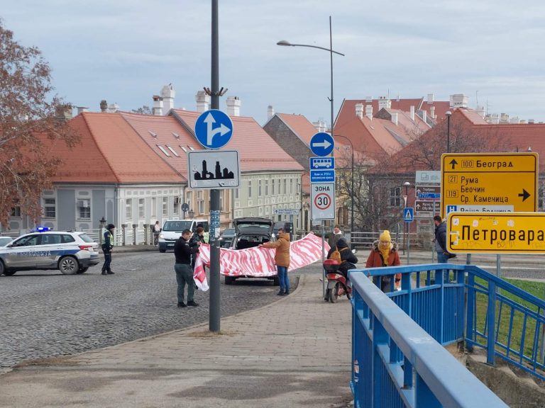 SNS aktivisti kače transparente Vojvodina republika