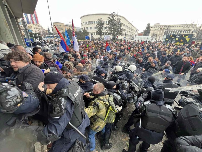 NOVI SAD Građani jajima zasuli policiju i zgradu Skupštine