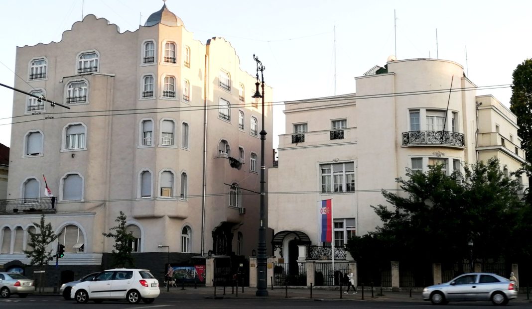 Ambasadorka spustila roletne