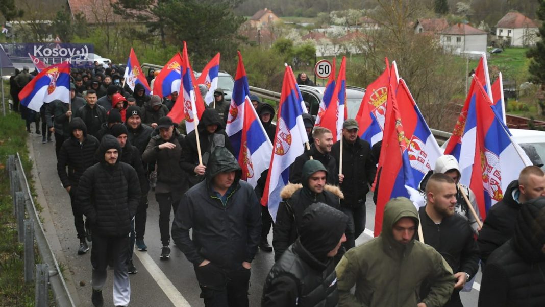 Srbi sa Kosova peške do Beograda radi podrške Vučiću